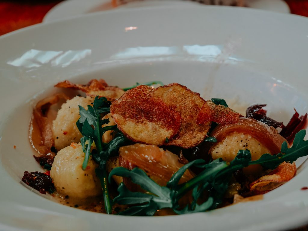 Assiette de viande accompagnée de pommes de terre et légumes frais."