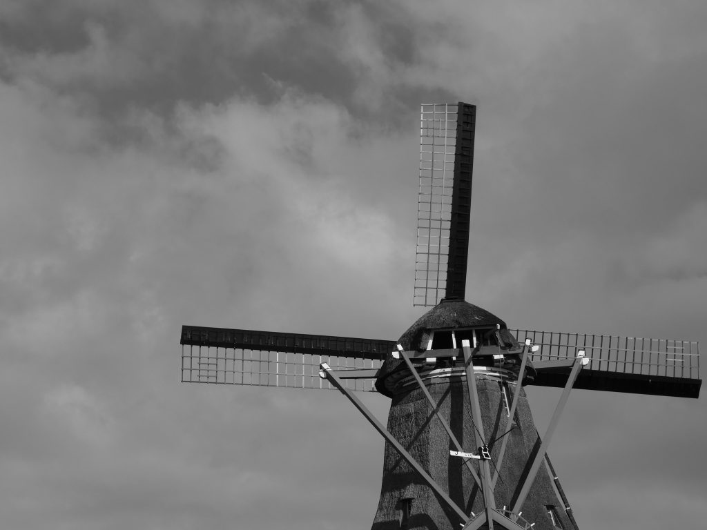 Vue sur des moulins à vent traditionnels au bord d'un canal aux Pays-Bas.