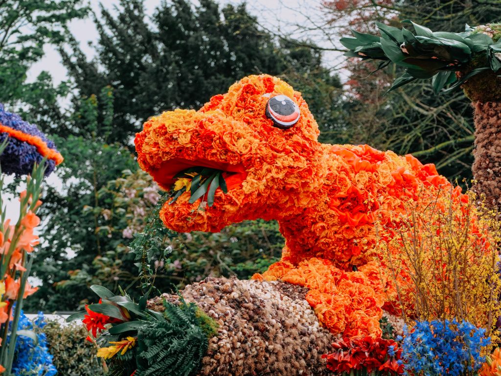Sculpture florale colorée, représentant un oiseau exotique au carnaval.