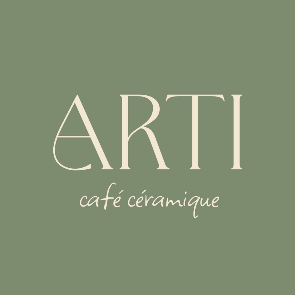Logo du Art Café Céramique à Rennes, sur fond vert.