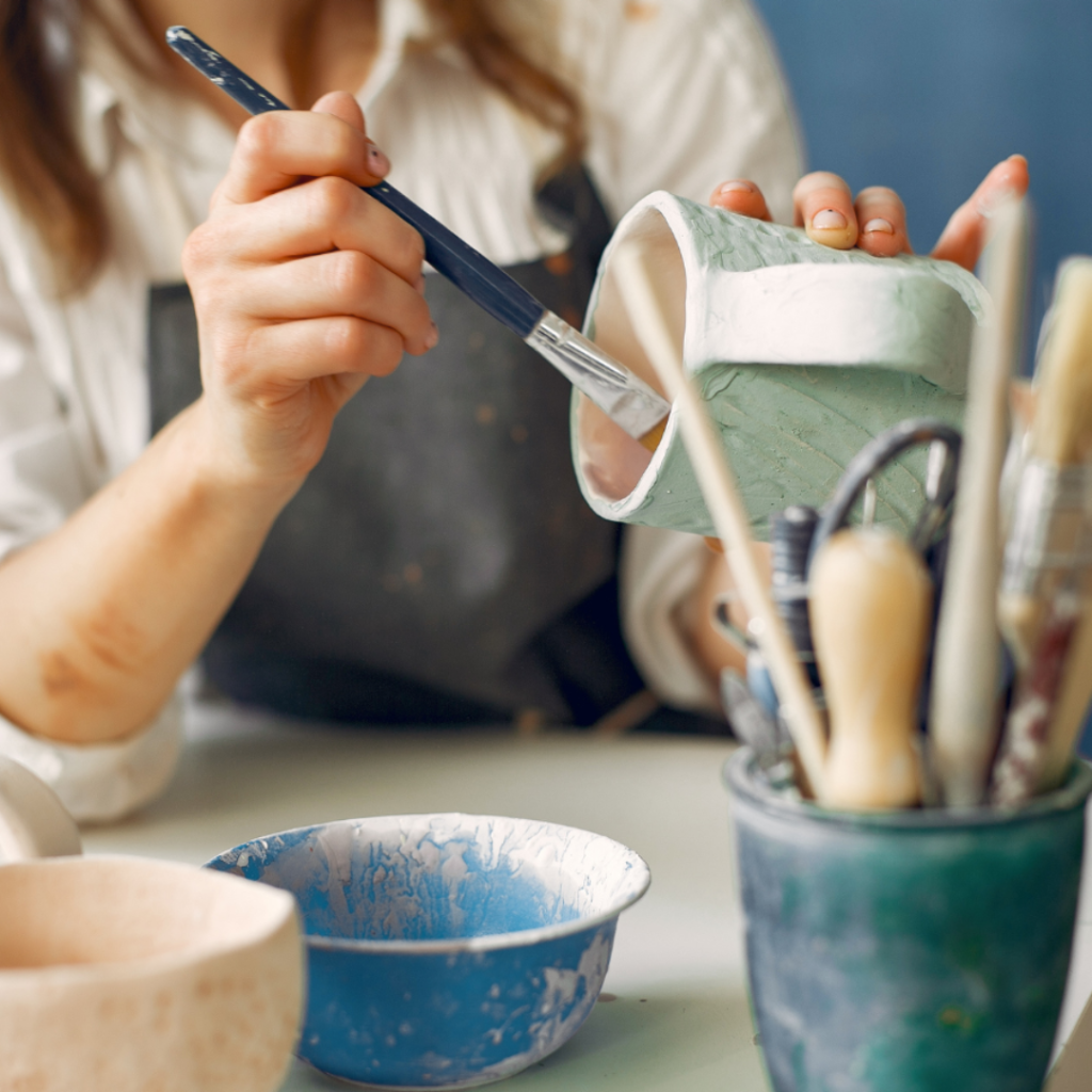 Mug blanc en céramique avec une poignée arrondie.