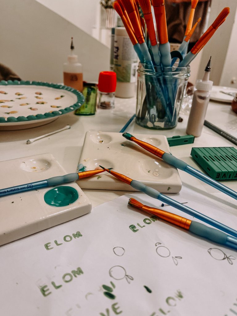 Créations en céramique, comprenant des tasses empilées sur une table.