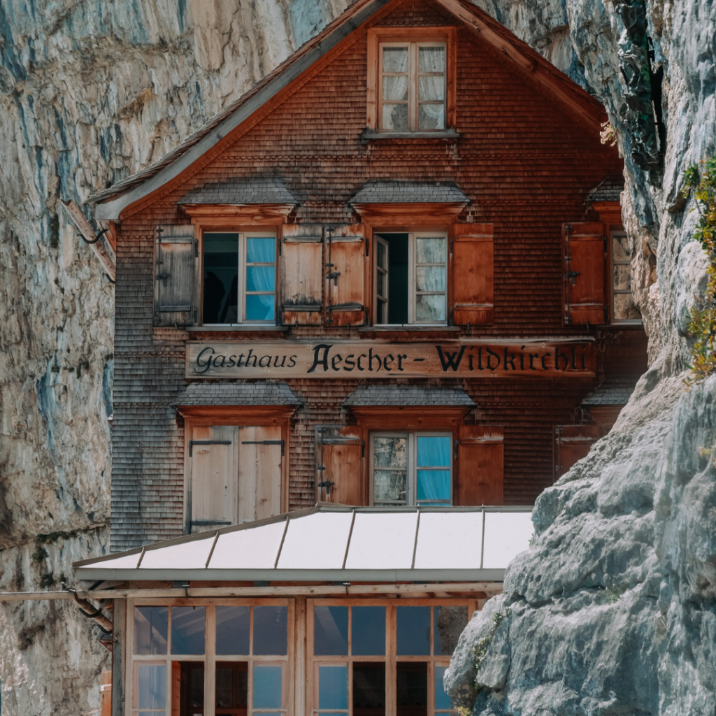Chalet traditionnel niché dans un paysage suisse pittoresque.