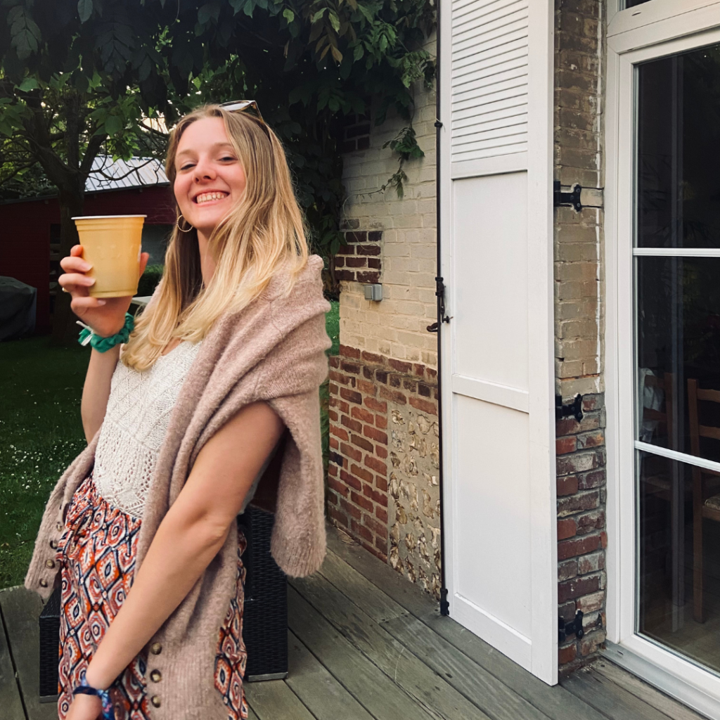 Moi, souriante lors d'une soirée entre amis