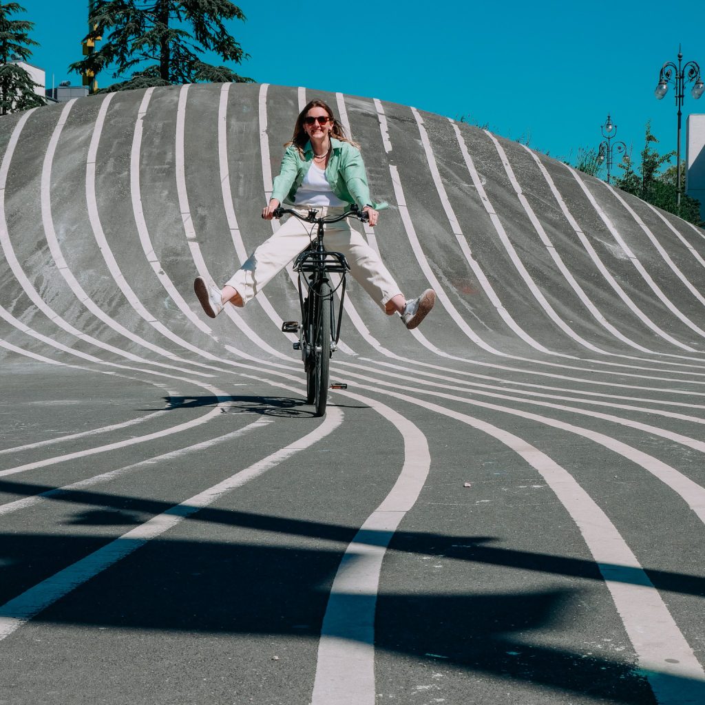 Pour notre huitième jour, nous avons loué des vélos pour explorer la couronne extérieure de Copenhague. Notre premier arrêt : le skate parc à côté de l'Assistens Kirkegård.